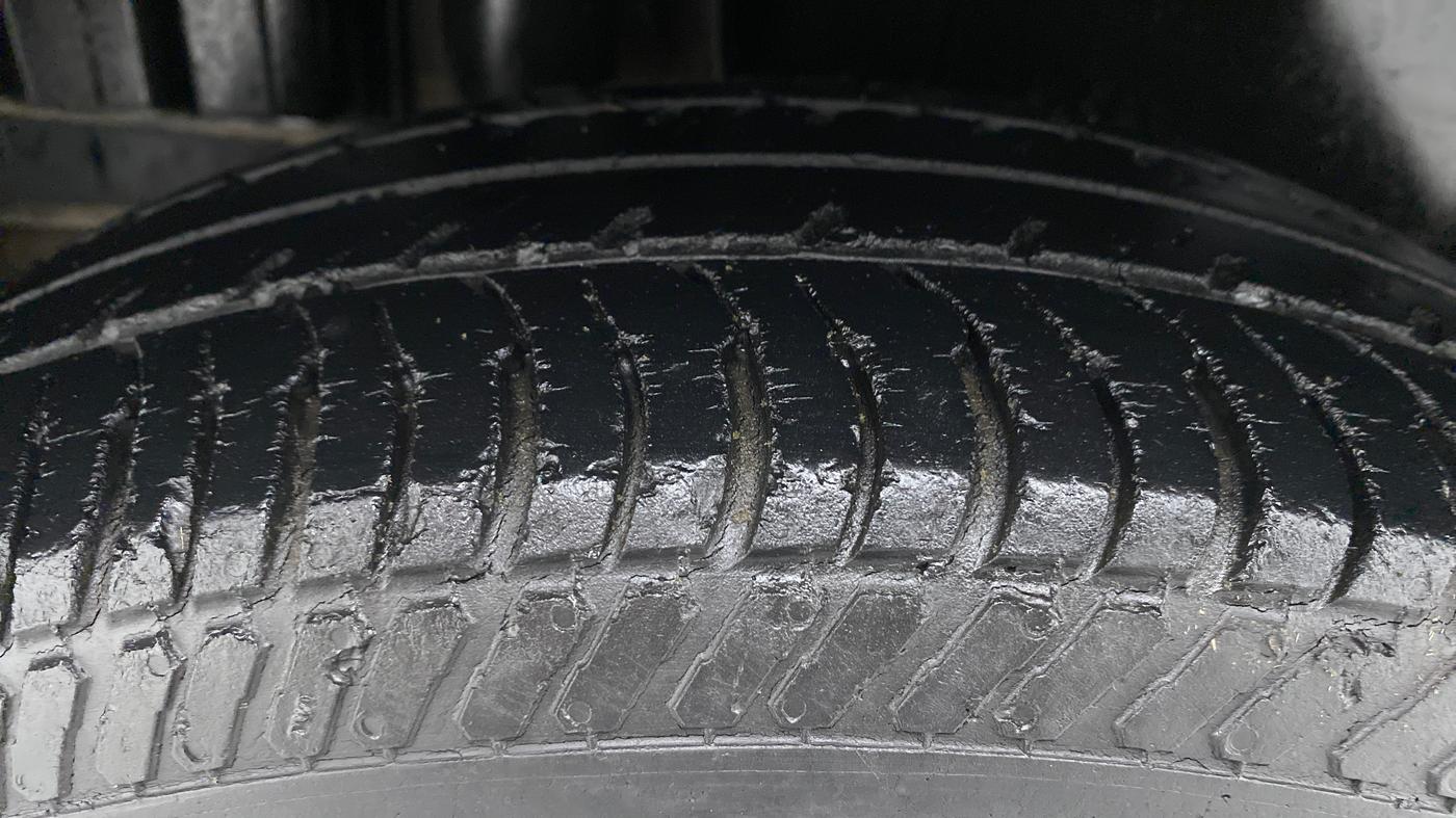 2013 Maruti Swift LXI, Petrol, Manual, 61,461 km, Right Rear Tyre Tread