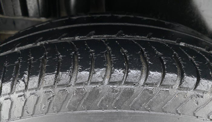 2013 Maruti Swift LXI, Petrol, Manual, 61,461 km, Right Rear Tyre Tread