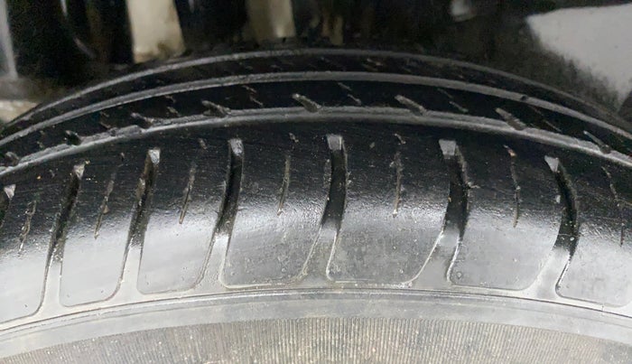 2019 Maruti Swift VXI AMT D, Petrol, Automatic, 45,364 km, Right Rear Tyre Tread