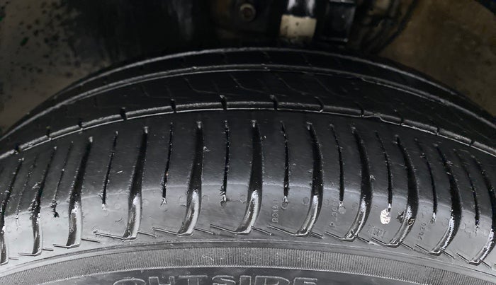2013 Volkswagen Vento HIGHLINE PETROL, Petrol, Manual, 97,548 km, Left Front Tyre Tread