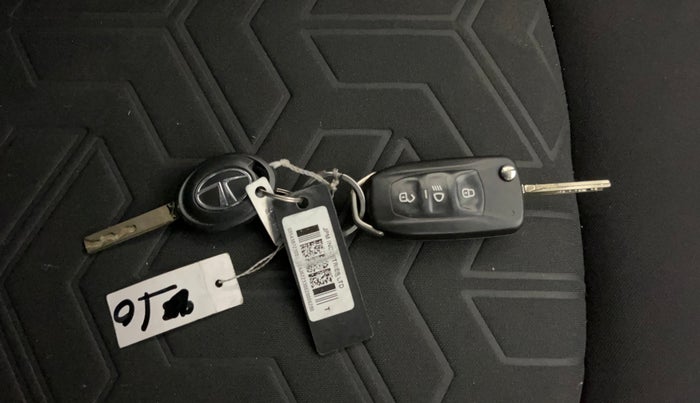 2020 Tata NEXON XZ PETROL, Petrol, Manual, 57,579 km, Key Close Up