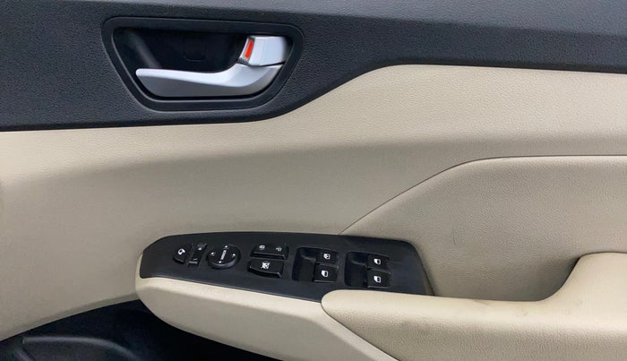 2017 Hyundai Verna 1.6 VTVT SX (O) AT, Petrol, Automatic, 54,686 km, Driver Side Door Panels Control