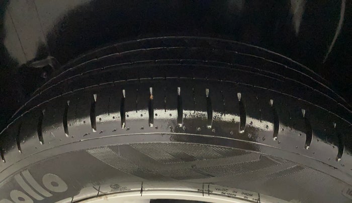 2012 Volkswagen Polo HIGHLINE DIESEL, Diesel, Manual, 1,28,671 km, Left Rear Tyre Tread