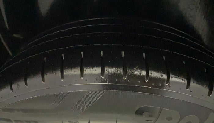 2012 Volkswagen Polo HIGHLINE DIESEL, Diesel, Manual, 1,28,671 km, Right Rear Tyre Tread