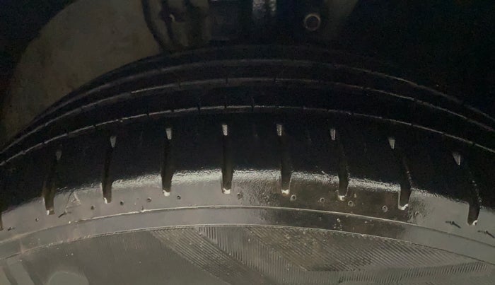 2012 Volkswagen Polo HIGHLINE DIESEL, Diesel, Manual, 1,28,671 km, Right Front Tyre Tread