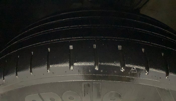 2012 Volkswagen Polo HIGHLINE DIESEL, Diesel, Manual, 1,28,671 km, Left Front Tyre Tread