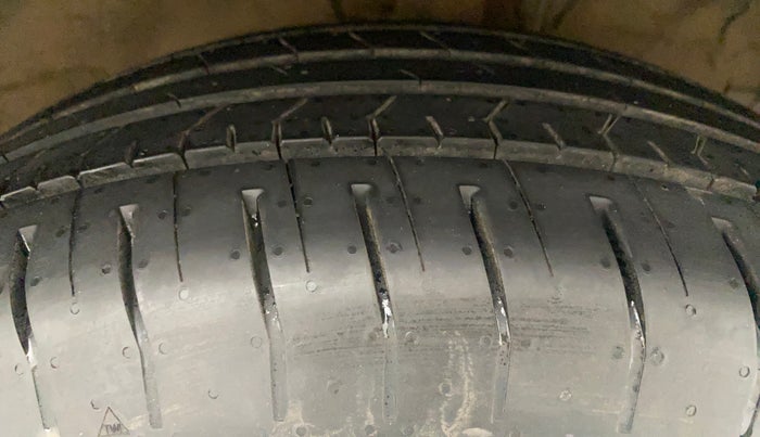 2016 Hyundai Creta SX PLUS 1.6 PETROL, Petrol, Manual, 1,18,002 km, Right Front Tyre Tread