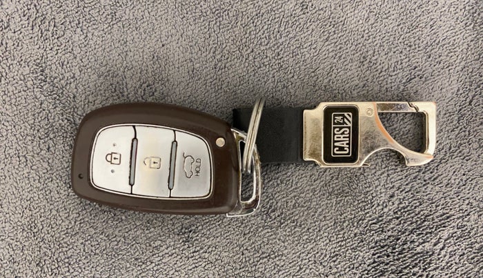 2016 Hyundai Creta SX PLUS 1.6 PETROL, Petrol, Manual, 1,18,002 km, Key Close Up