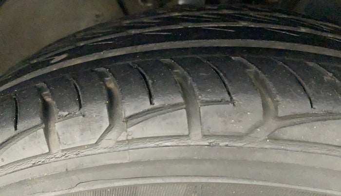 2011 Volkswagen Vento TRENDLINE 1.6, Petrol, Manual, 47,819 km, Right Front Tyre Tread