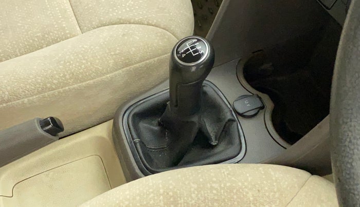2011 Volkswagen Vento TRENDLINE 1.6, Petrol, Manual, 47,819 km, Gear lever - Boot cover slightly torn