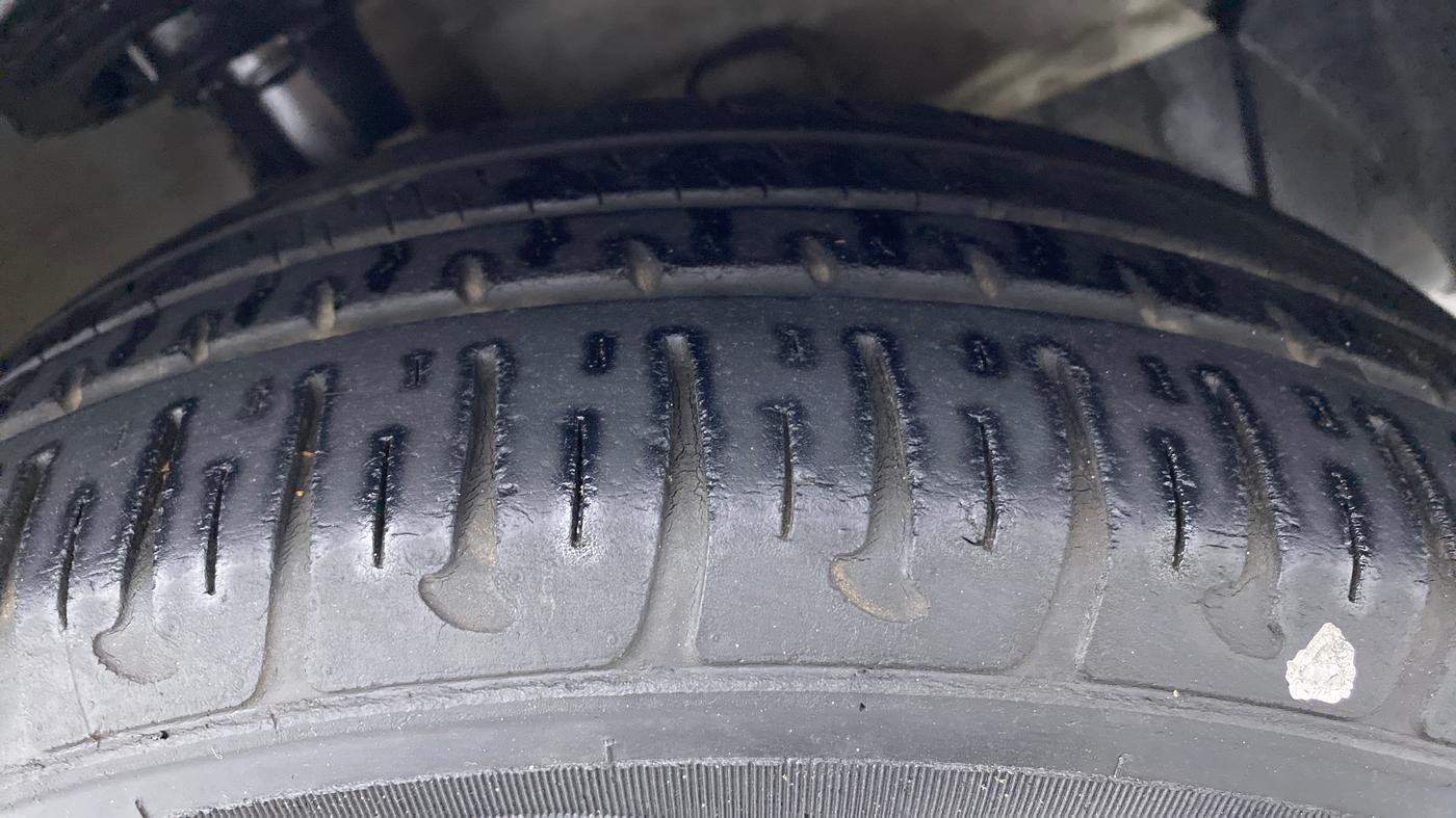 2017 Hyundai Grand i10 Sportz(O) 1.2 MT, Petrol, Manual, 35,500 km, Right Front Tyre Tread