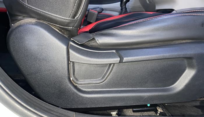 2025 Hyundai NEW I20 MAGNA 1.2 MT, Petrol, Manual, 7,033 km, Driver Side Adjustment Panel