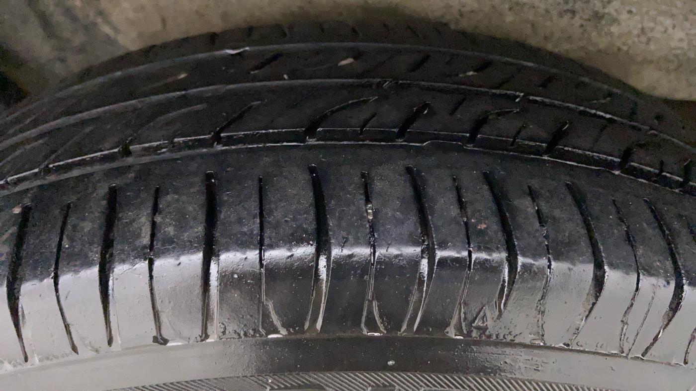 2014 Maruti Wagon R 1.0 VXI, Petrol, Manual, 63,214 km, Right Front Tyre Tread