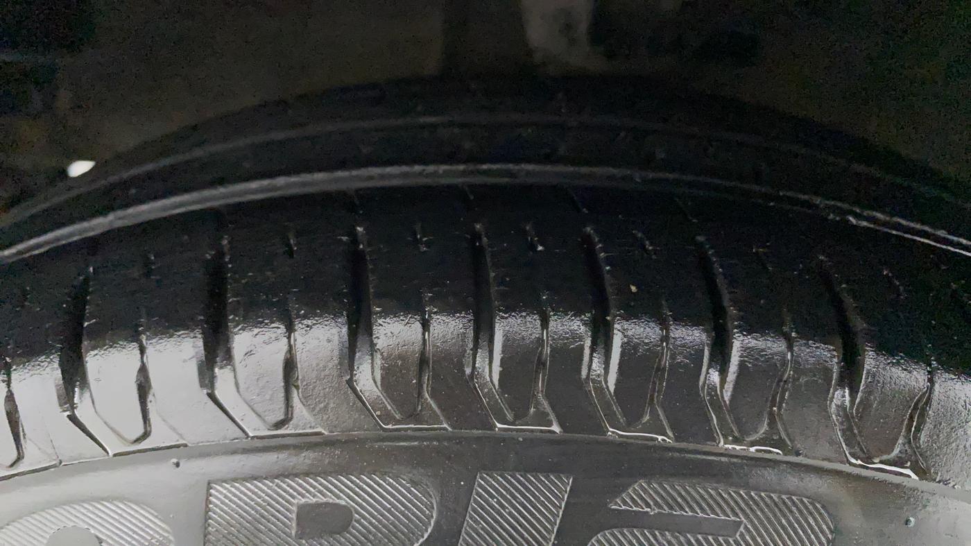 2010 Hyundai i10 MAGNA 1.2, Petrol, Manual, 1,06,126 km, Left Front Tyre Tread