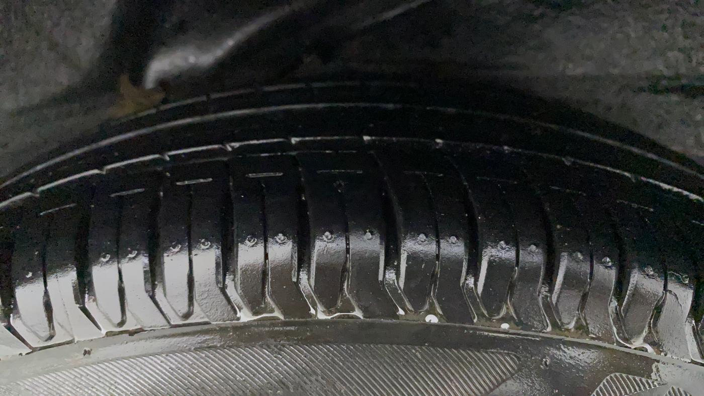 2010 Hyundai i10 MAGNA 1.2, Petrol, Manual, 1,06,126 km, Left Rear Tyre Tread
