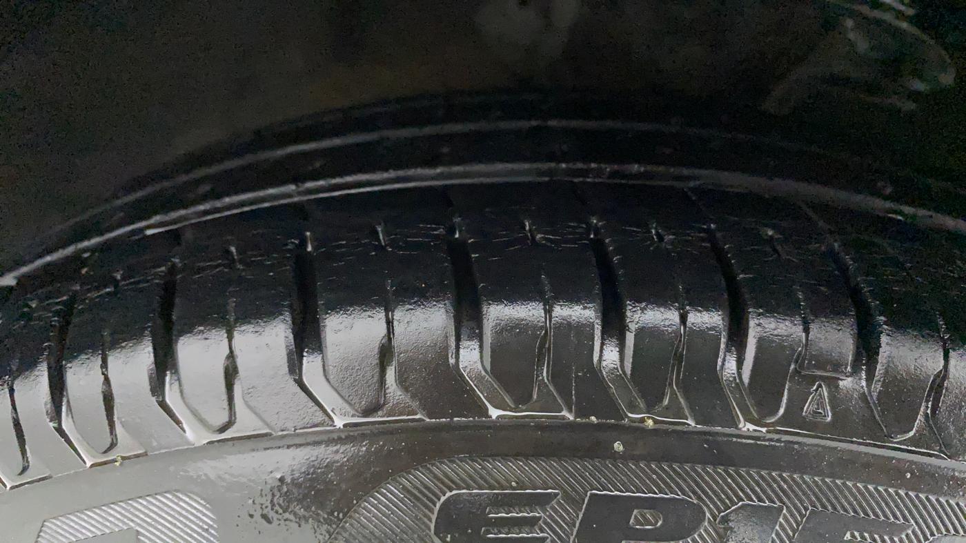 2010 Hyundai i10 MAGNA 1.2, Petrol, Manual, 1,06,126 km, Right Front Tyre Tread