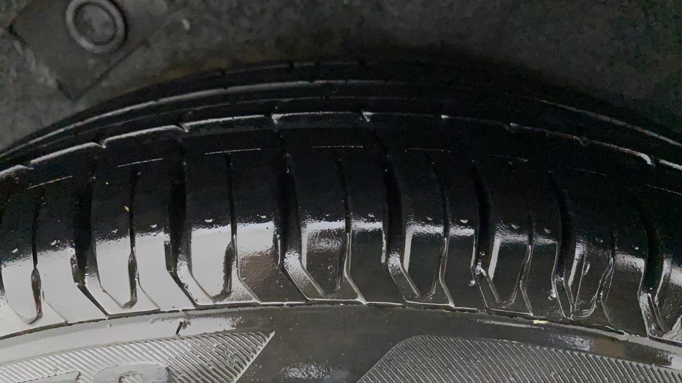 2010 Hyundai i10 MAGNA 1.2, Petrol, Manual, 1,06,126 km, Right Rear Tyre Tread