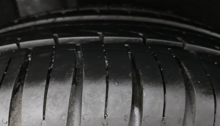 2017 Maruti Baleno DELTA DIESEL 1.3, Diesel, Manual, 50,367 km, Right Rear Tyre Tread