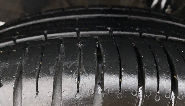 2017 Maruti Baleno DELTA DIESEL 1.3, Diesel, Manual, 50,367 km, Left Front Tyre Tread