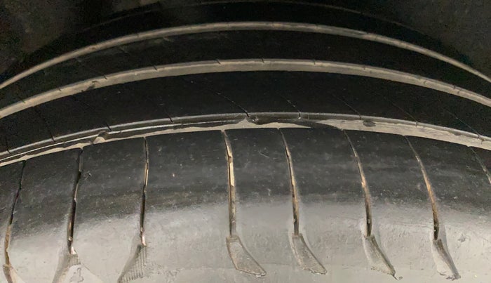 2018 Ford Ecosport TITANIUM + 1.5L DIESEL, Diesel, Manual, 1,04,100 km, Right Front Tyre Tread
