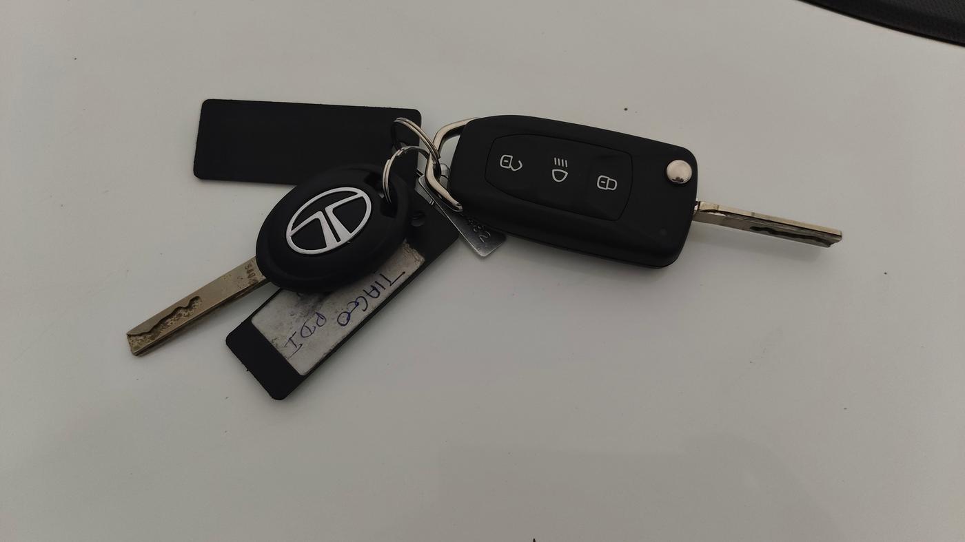 2025 Tata Tiago XTA CNG , CNG, Automatic, 3,158 km, Key Close Up