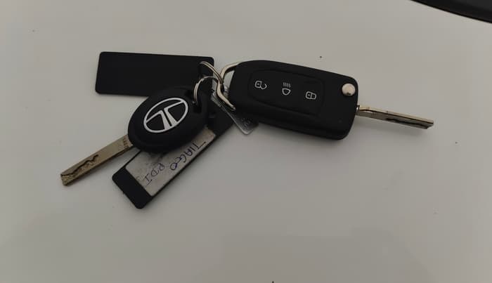 2025 Tata Tiago XTA CNG , CNG, Automatic, 3,158 km, Key Close Up