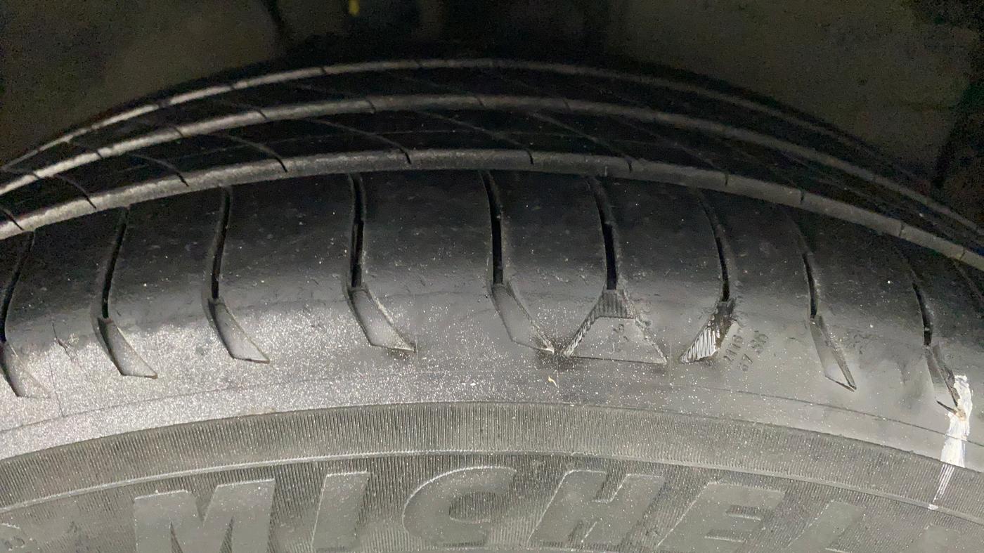 2014 Toyota Corolla Altis VL AT PETROL, Petrol, Automatic, 85,843 km, Right Front Tyre Tread