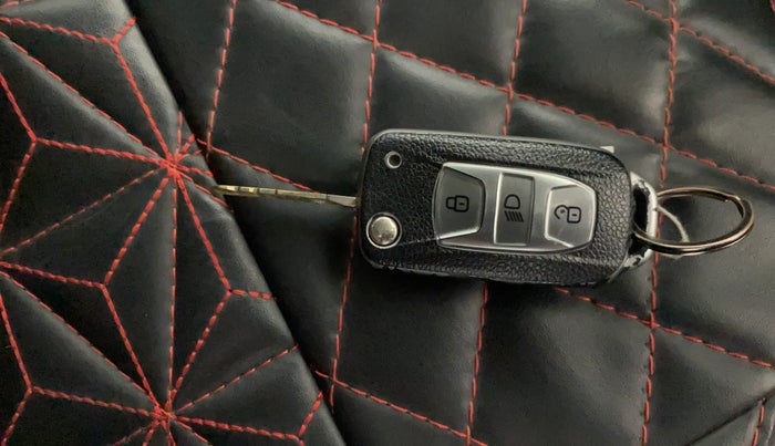 2018 Tata Tiago XZ PETROL, Petrol, Manual, 1,17,170 km, Key Close Up