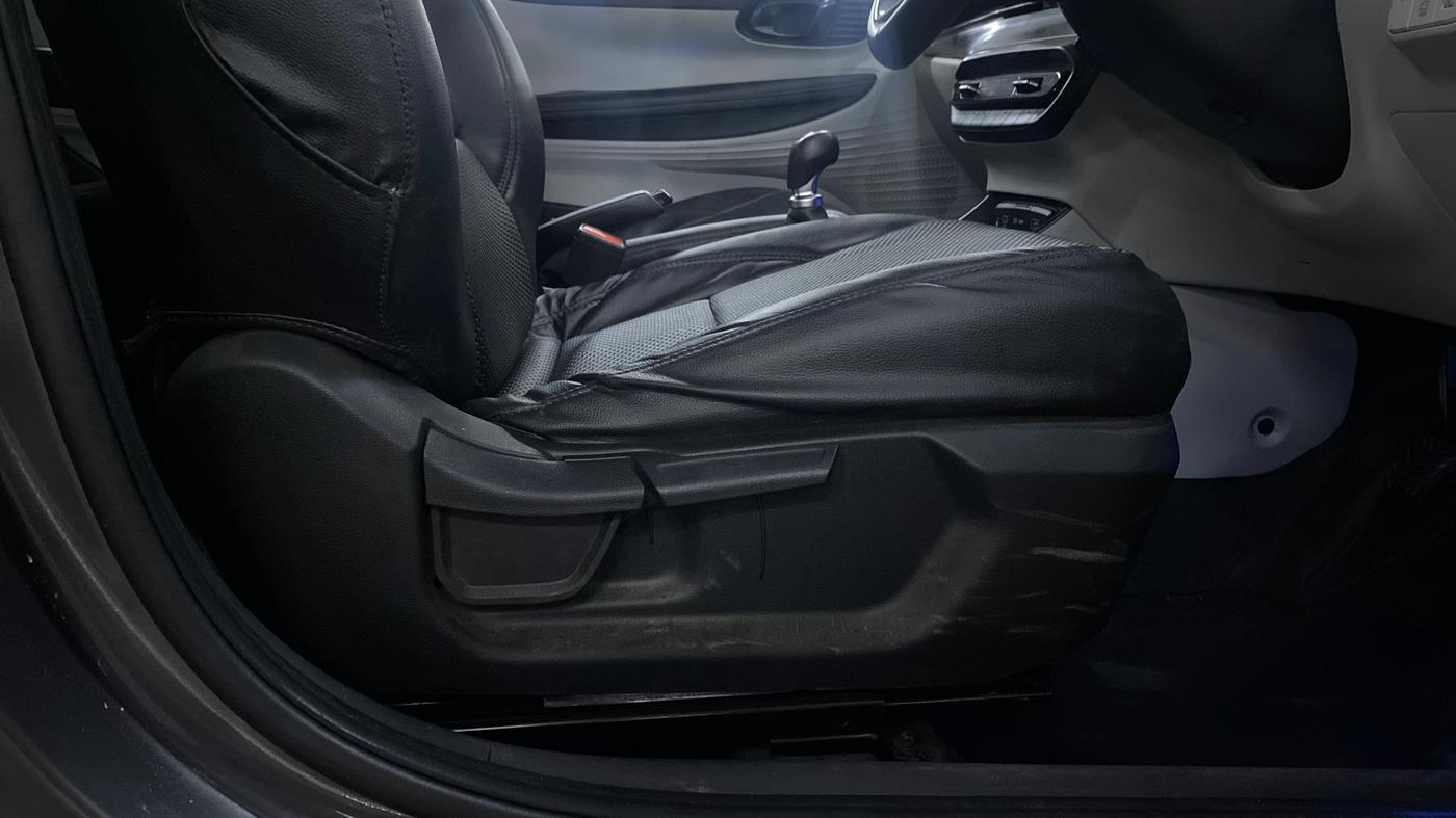 2025 Hyundai NEW I20 ASTA (O) 1.2 MT, Petrol, Manual, 10,726 km, Driver Side Adjustment Panel