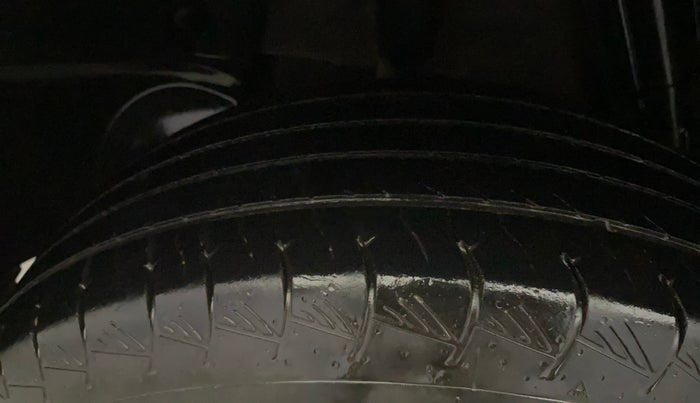 2017 Renault Duster 85 PS RXS MT DIESEL, Diesel, Manual, 1,40,934 km, Right Rear Tyre Tread