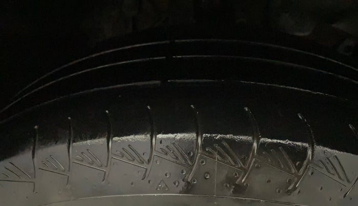 2017 Renault Duster 85 PS RXS MT DIESEL, Diesel, Manual, 1,40,934 km, Right Front Tyre Tread