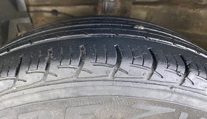 2017 Maruti Ciaz DELTA 1.4 MT PETROL, Petrol, Manual, 63,864 km, Left Front Tyre Tread