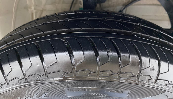 2021 Maruti Swift VXI D, Petrol, Manual, 8,576 km, Right Front Tyre Tread