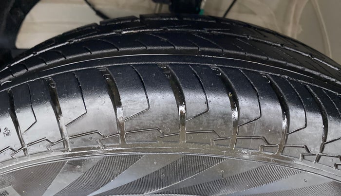2021 Maruti Swift VXI D, Petrol, Manual, 8,576 km, Left Front Tyre Tread