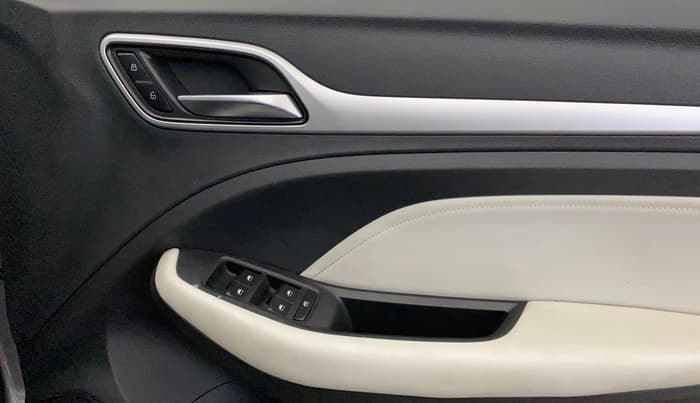 2022 MG ASTOR SUPER EX 1.5 MT, Petrol, Manual, 19,666 km, Driver Side Door Panels Control
