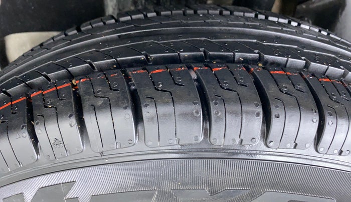2018 Maruti Swift LXI D, CNG, Manual, 68,265 km, Left Rear Tyre Tread