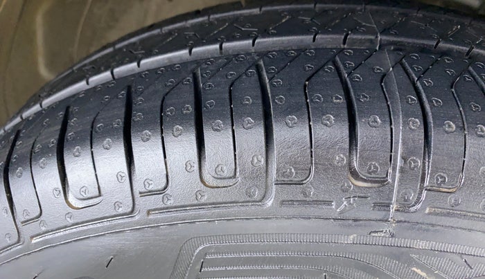 2018 Maruti Swift LXI D, CNG, Manual, 68,265 km, Right Front Tyre Tread
