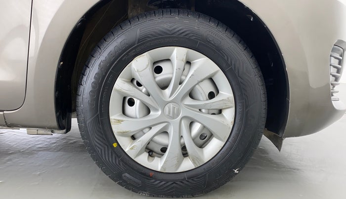 2018 Maruti Swift LXI D, CNG, Manual, 68,265 km, Right Front Wheel