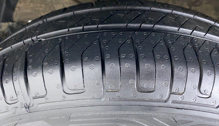 2018 Maruti Swift LXI D, CNG, Manual, 68,265 km, Left Front Tyre Tread