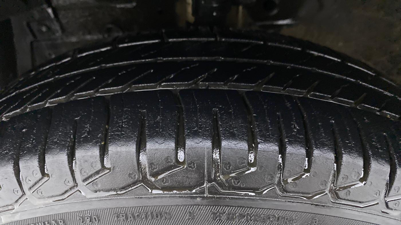2017 Maruti Swift VXI, Petrol, Manual, 69,895 km, Left Front Tyre Tread