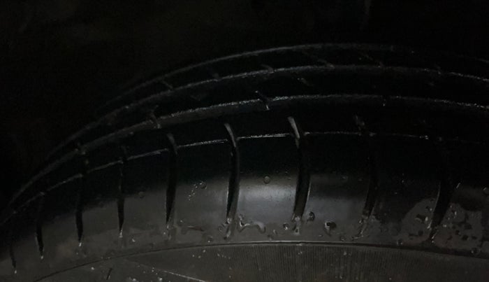 2013 Maruti Swift VXI, Petrol, Manual, 56,304 km, Right Front Tyre Tread