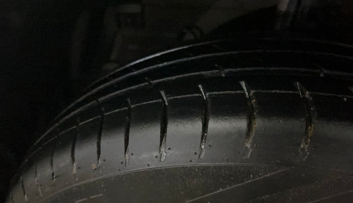 2013 Maruti Swift VXI, Petrol, Manual, 56,304 km, Left Front Tyre Tread