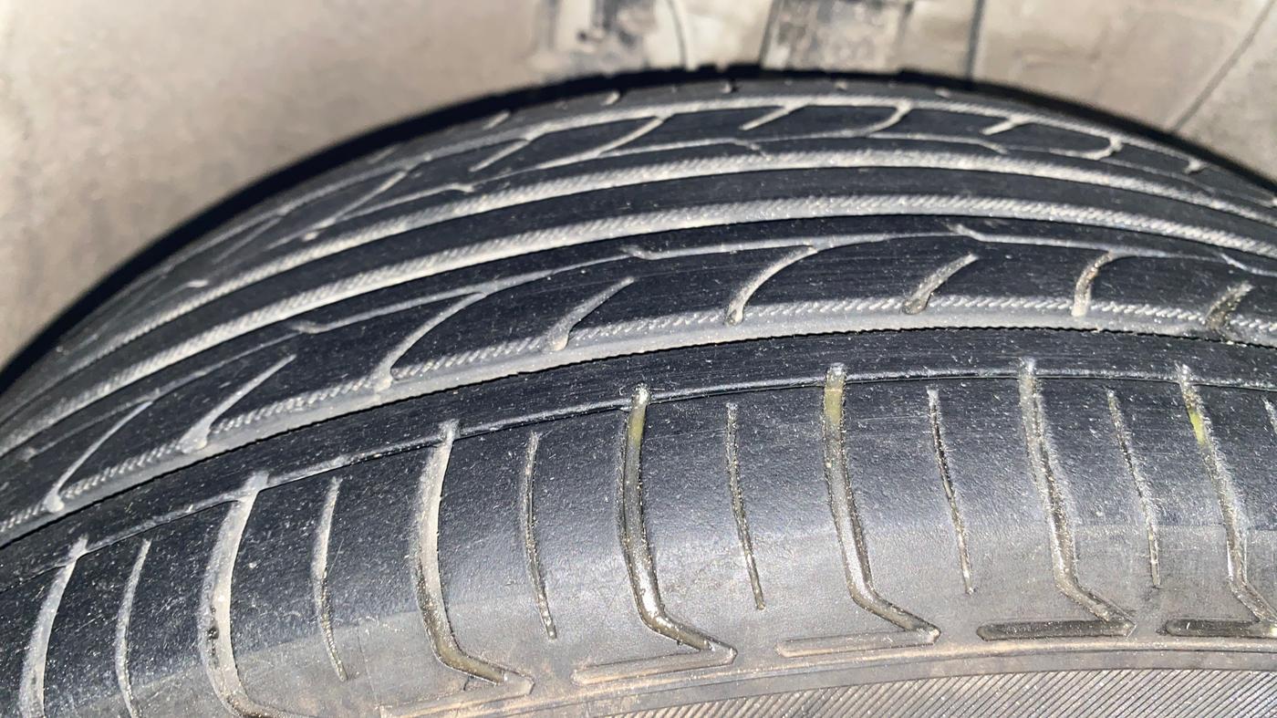 2015 Hyundai Elite i20 MAGNA 1.2, Petrol, Manual, 70,135 km, Right Front Tyre Tread