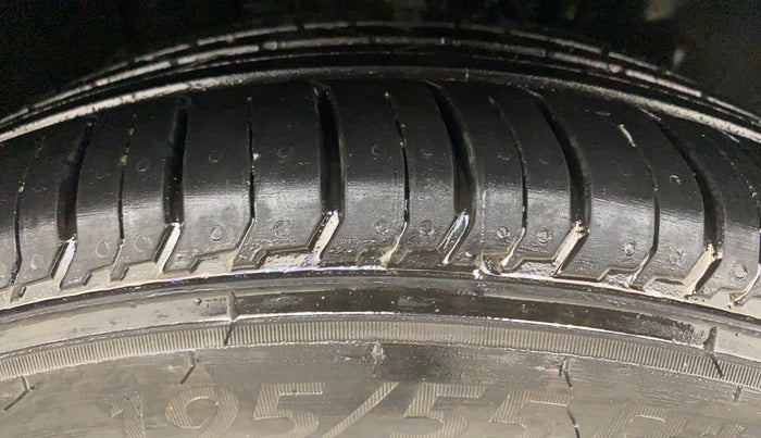 2021 Tata ALTROZ XT PETROL, Petrol, Manual, 74,084 km, Right Front Tyre Tread