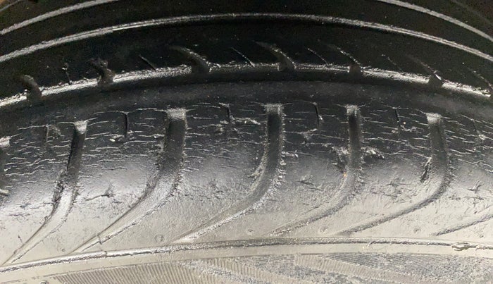 2017 Volkswagen Polo HIGHLINE1.2L, Petrol, Manual, 28,989 km, Right Front Tyre Tread