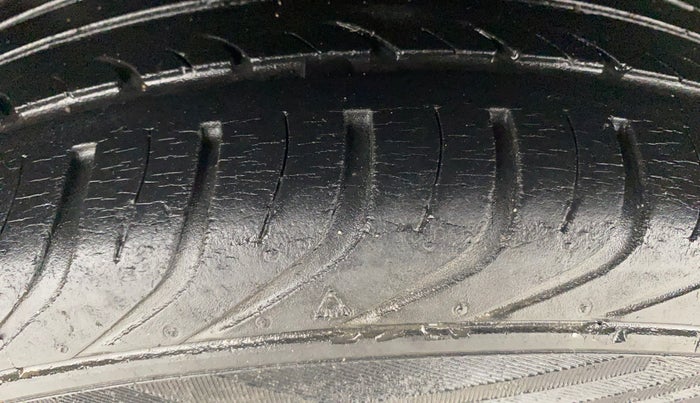 2017 Volkswagen Polo HIGHLINE1.2L, Petrol, Manual, 28,989 km, Right Rear Tyre Tread