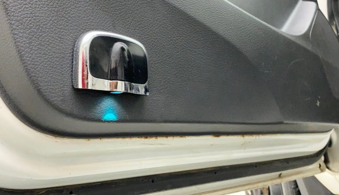 2016 Maruti Alto K10 VXI, Petrol, Manual, 32,658 km, Front passenger door - Slight discoloration