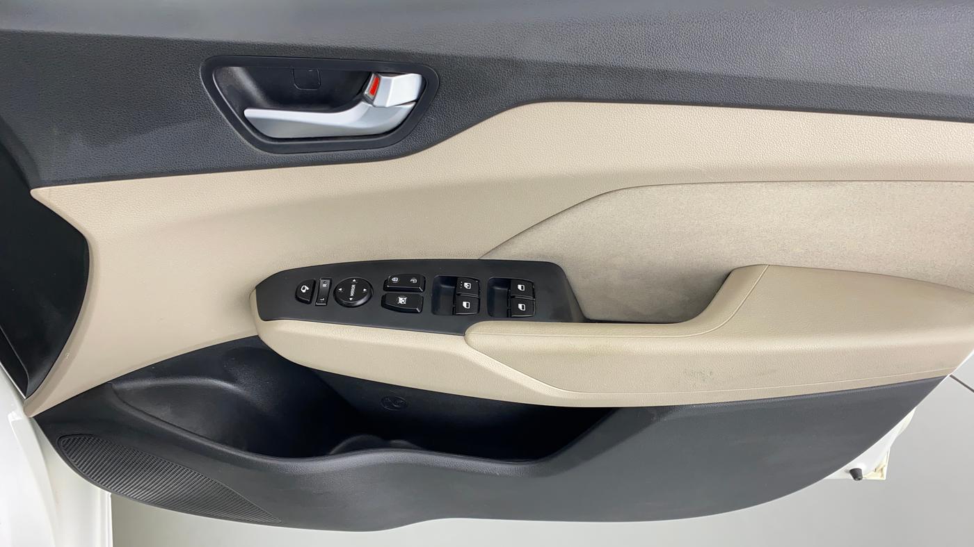 2017 Hyundai Verna 1.6 CRDI SX + AT, Diesel, Automatic, 91,337 km, Driver Side Door Panels Control
