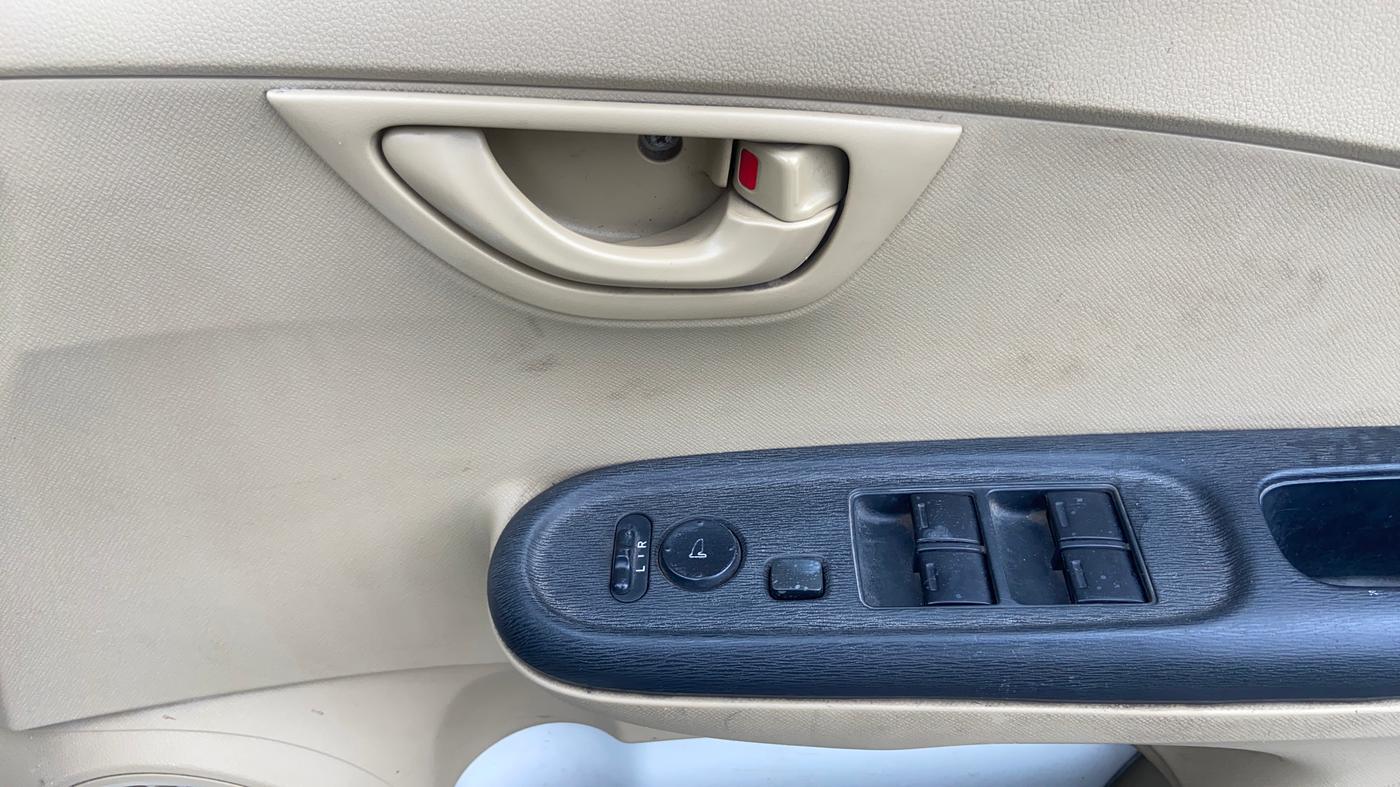 2015 Honda Brio S MT, CNG, Manual, 92,282 km, Driver Side Door Panels Control