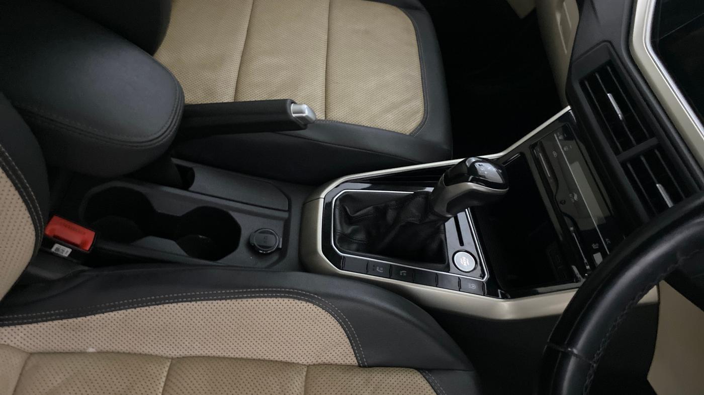 2022 Volkswagen VIRTUS TOPLINE TSI 1.0 AT, Petrol, Automatic, 30,539 km, Gear Lever
